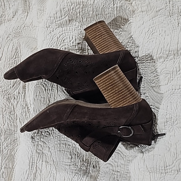 So open toe brown  suede heeled shoe 7.5 M with  cutouts - Picture 13 of 13